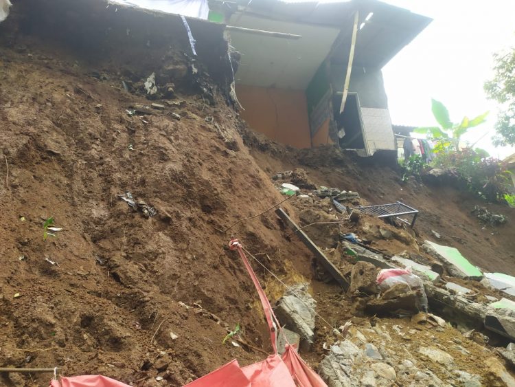 Dampak Gempa Sukabumi, Sebuah Rumah di Cigombong Tergusur Longsor 