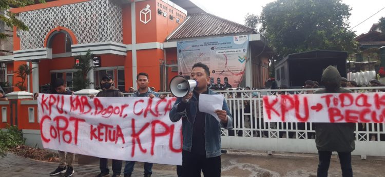 Diduga Curang Dalam Rekruitmen Pegawai PPK, Mahasiswa Desak Ketua KPU Kabupaten Bogor Dicopot