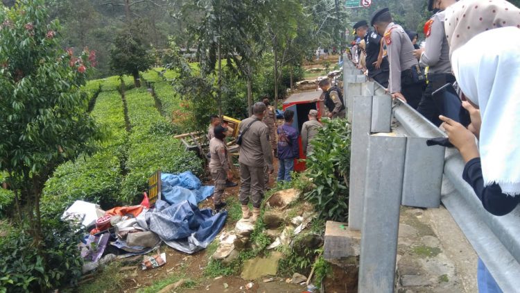 Satpol PP Garuk Ratusan PKL di Kawasan Puncak Bogor