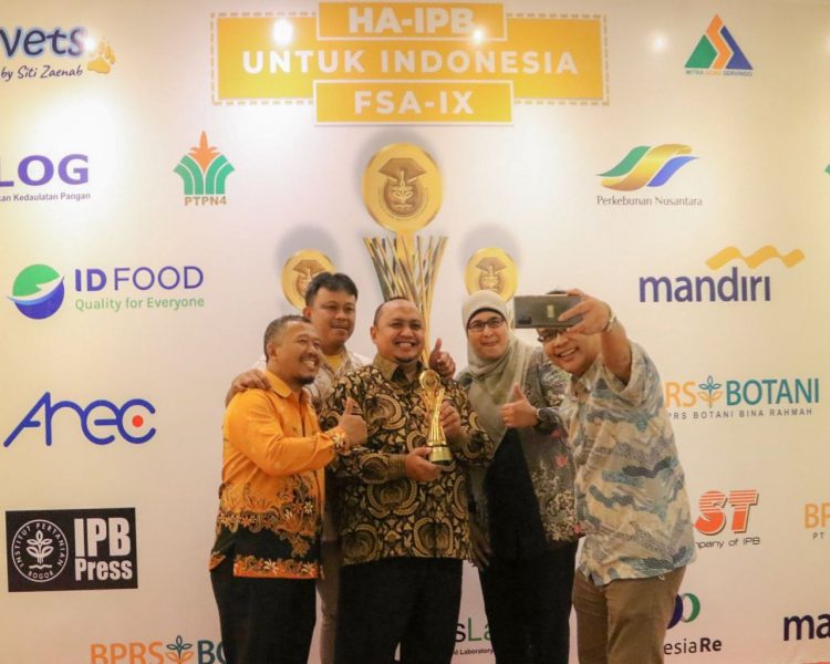 Keren! Ketua DPRD Kota Bogor Atang Trisnanto Raih Penghargaan Pada HA IPB Award 2022
