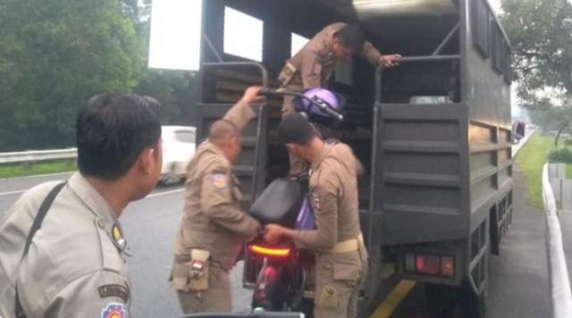 Ganggu Ketertiban, Satpol PP Angkut Sepeda Listrik Komersil Yang Mangkal di Trotoar