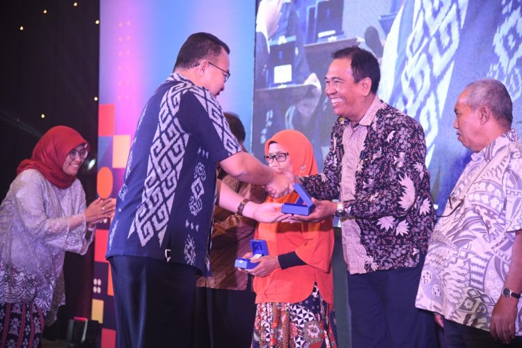 Rektor IPB University Apresiasi 100 Pegawai Yang Purnabakti