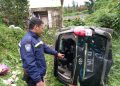 Sebuah Mini Bus Terjun Bebas ke Jurang 