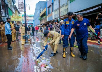 Jaga Kenyamanan Pengunjung, Bima Bersihkan Pasar Kawasan Surken