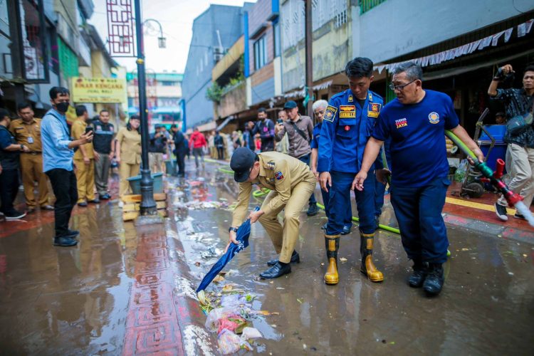 Jaga Kenyamanan Pengunjung, Bima Bersihkan Pasar Kawasan Surken