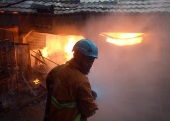 Damkar Kota Bogor Terjunkan 9 Armada Untuk Atasi Kebakaran Gudang Rongsokan 