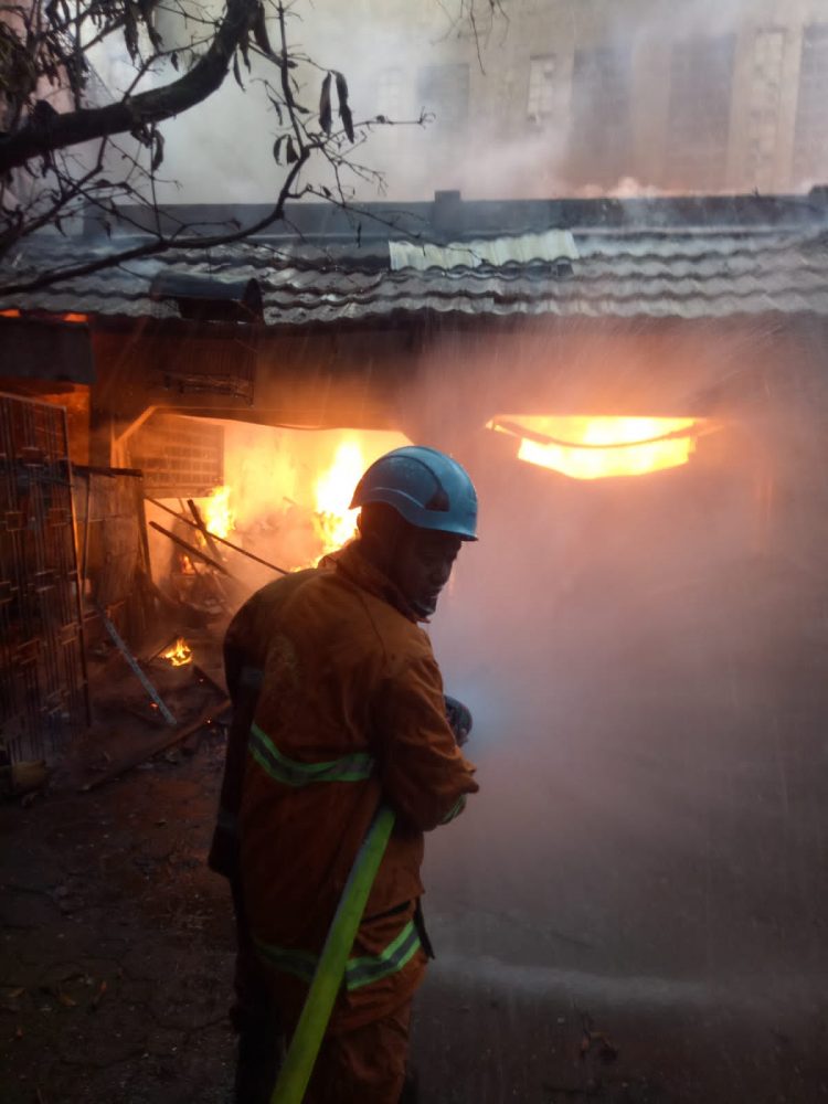 Damkar Kota Bogor Terjunkan 9 Armada Untuk Atasi Kebakaran Gudang Rongsokan 