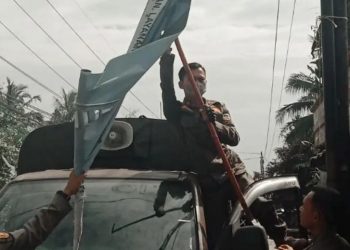 Satpol PP Kecamatan Tamansari Tertibkan Spanduk Ilegal 