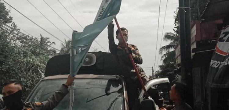 Satpol PP Kecamatan Tamansari Tertibkan Spanduk Ilegal 