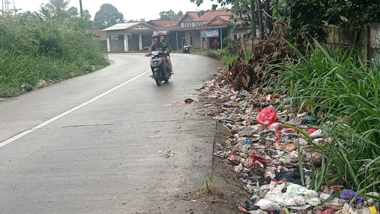 Waduh! Jalan Raya Jampang Ciseeng Jadi TPS Liar