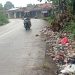 Waduh! Jalan Raya Jampang Ciseeng Jadi TPS Liar