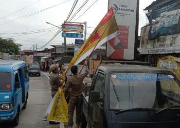 Pol PP Kecamatan Tamansari Tertibkan Spanduk Liar