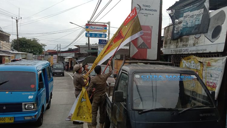 Pol PP Kecamatan Tamansari Tertibkan Spanduk Liar