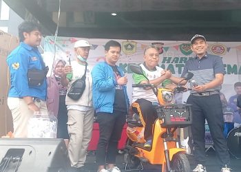MS Rogoh Kantong Sumbang Dua Motor listrik Untuk Warga Kemang