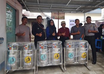 Kerjar Target Adipura DLH Bagikan Tong Sampah ke Kelurahan Bojongkerta 