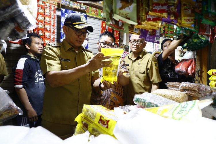 Sikapi Kenaikan Harga Minyak Bersubsidi di Pasaran, Plt Bupati Bogor Gelar Sidak