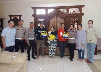 Keren! Satlantas Polresta Bogor Kota Berbagi Helm Gratis ke Pengendara Tuna Rungu