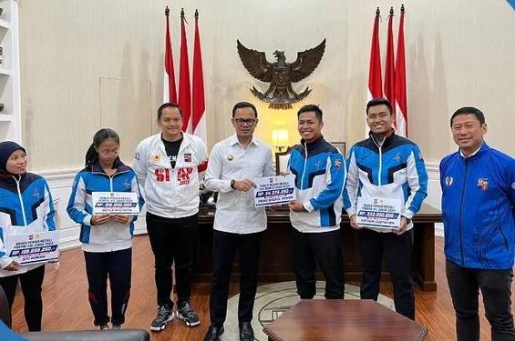 Atlet dan Pelatih Berprestasi di Porprov dan SEA Games 2022 Disawer Uang Kadeudeuh