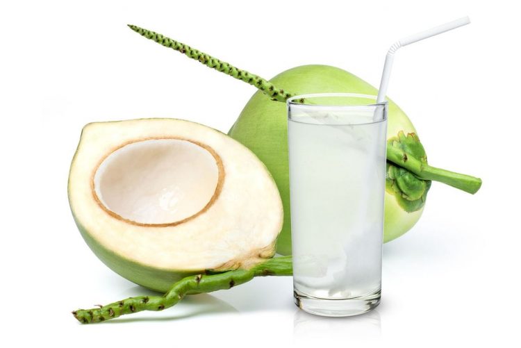 Bukan Hanya Sebagai Minuman Segar, Air Kelapa Juga Bagus Untuk Wajah