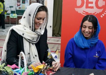 Tampil Cantik Berkerudung, Kate Middleton Kunjungi Muslim Centre