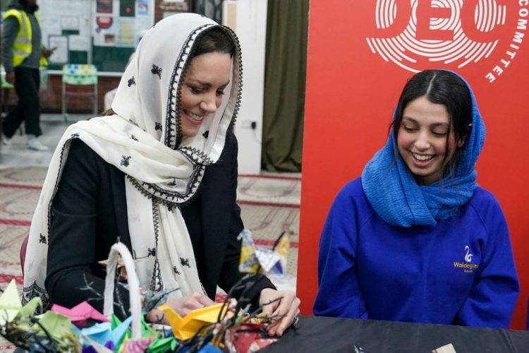 Tampil Cantik Berkerudung, Kate Middleton Kunjungi Muslim Centre