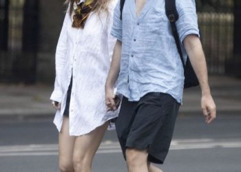 Stylish! Ini Gaya Santai Robert Pattinson dan Suki Waterhouse