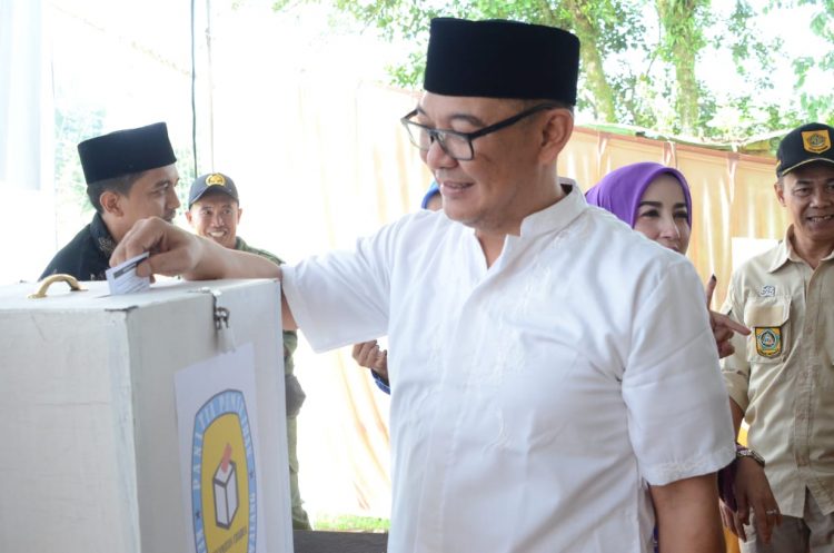 36 Desa Gelar Pilkades Serentak, Plt Bupati Bogor Iwan Setiawan Nyoblos di Desa Leuwimalang