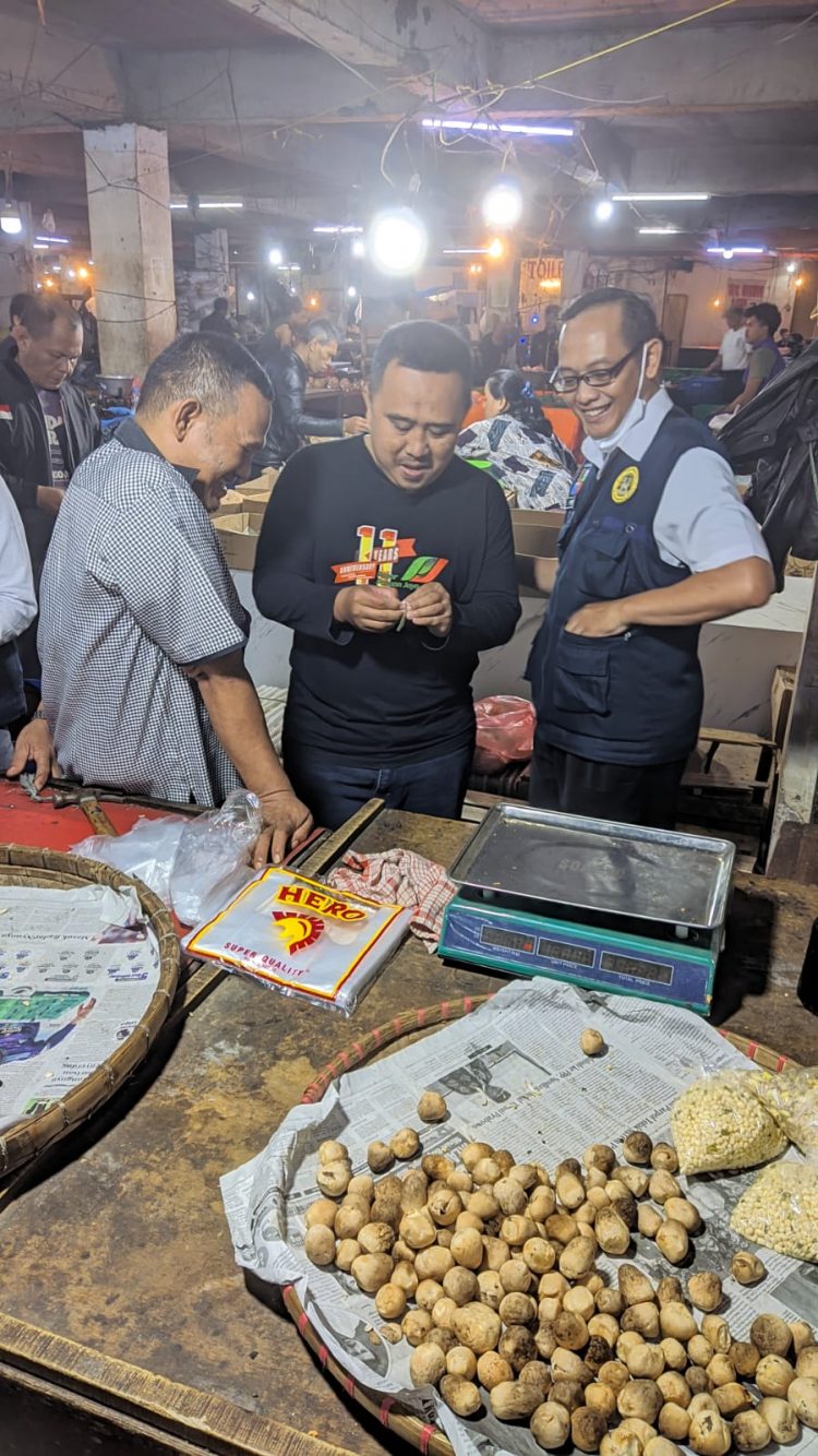 Jaga Kepercayaan Masyarakat, Perumda PPJ Tera Ulang Timbangan di Pasar Tradisional