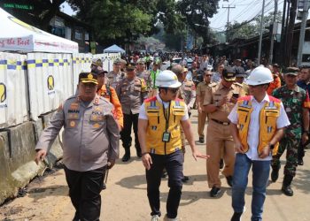 Agar Bisa Dilalui, Kementerian PUPR Pasang Bailey di Jembatan Cikereteg 