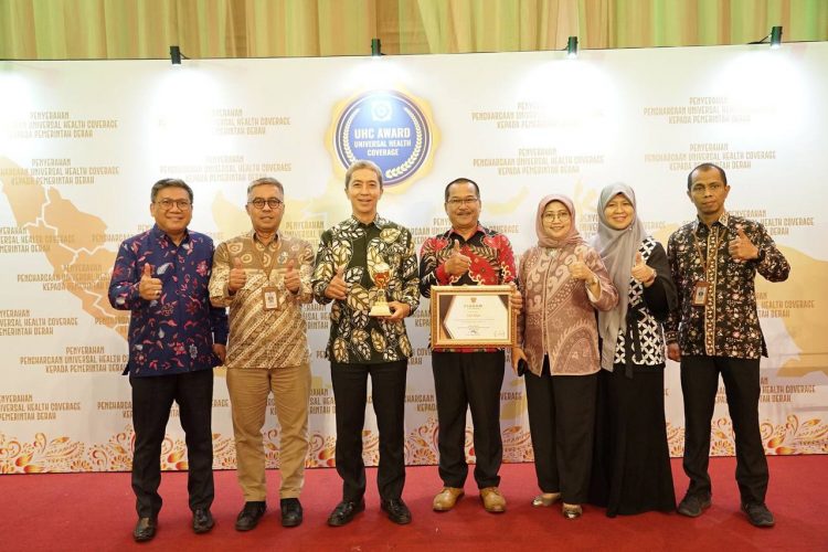 Wakil Presiden RI Berikan Penghargaan Pemda Berstatus Universal Health Coverage