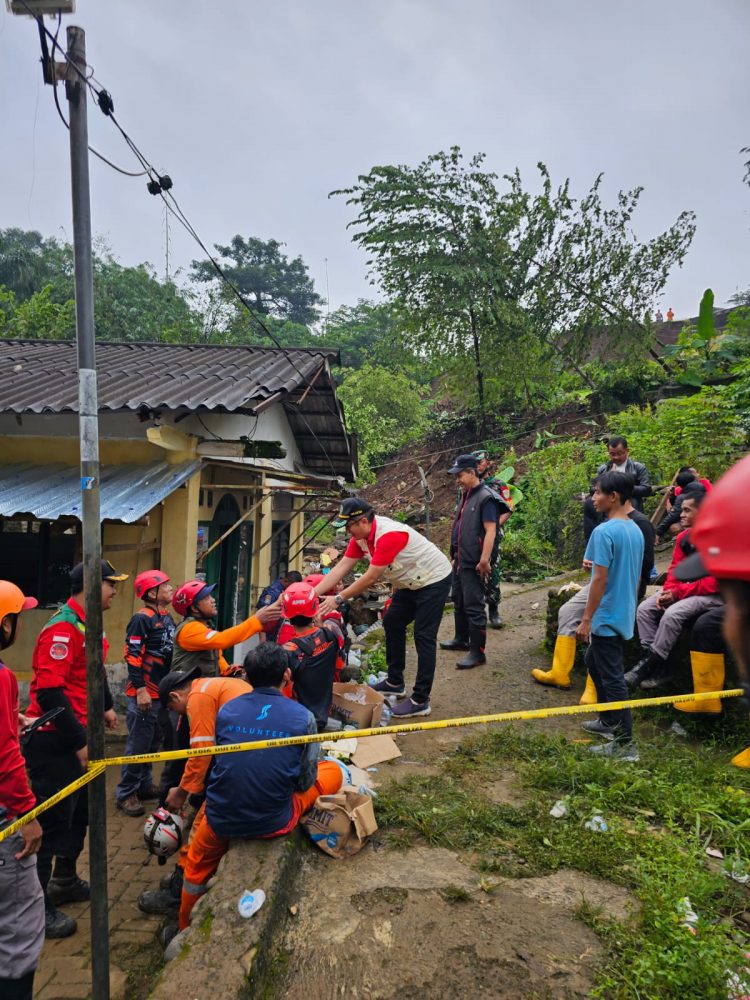 Wakil Ketua DPRD Kota Bogor Datangi Lokasi Longsor di Empang