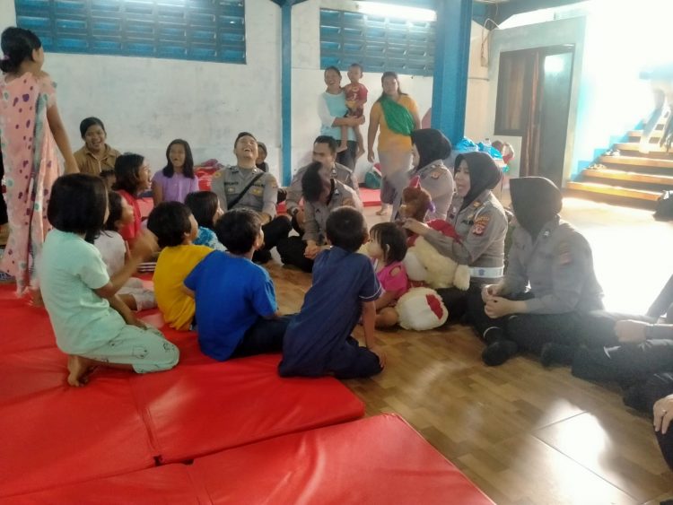 Polisi Lakukan Trauma Healing Pada Korban Bencana Longsor Khusunya Anak-anak