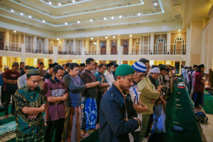 Bima Arya Salat Tarawih Hari Pertama di Masjid Agung