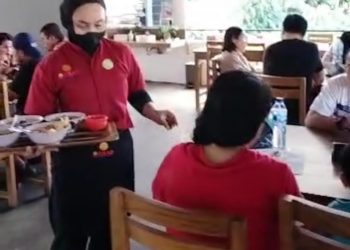 Viral! Hari Pertama Ramadhan Kedai Bakso Tetap Buka Hingga Menuai Protes 