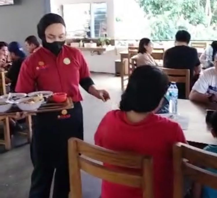 Viral! Hari Pertama Ramadhan Kedai Bakso Tetap Buka Hingga Menuai Protes 
