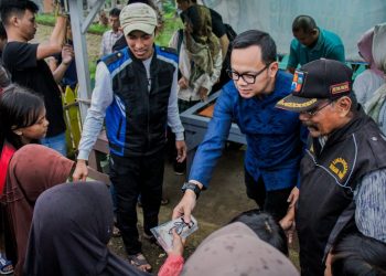 Ngabuburit di Sindangsari, Bima Berbagi Takjil Dengan Warga