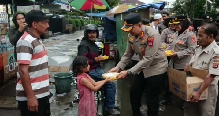 Polresta Bogor Kota Berbagi Takjil Untuk Berbuka Puasa Warga Yang Masih Diperjalanan