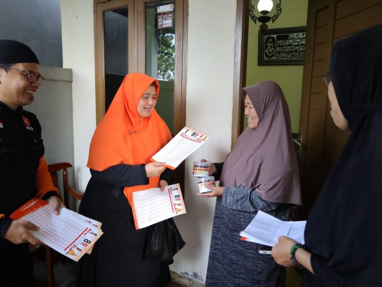 Melalui Program PKS Menyapa, Endah Tebar Ribuan Toples Kurma