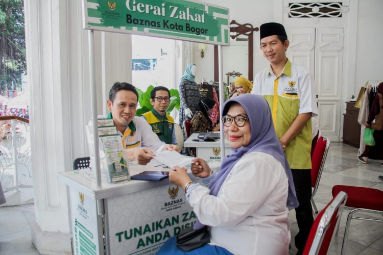 Wakil Wali Kota dan Sekda Kota Bogor Bayar Zakat Fitrah di Gerai Baznas