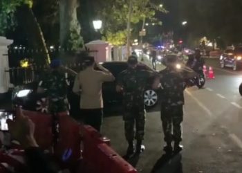 Jokowi Bagi-Bagi Bingkisan, Ojeg Online dan Tukang Becak Ngantri Sepanjang Jalan Juanda