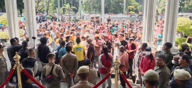 Kepung Balai Kota, Ribuan Sopir Angkot Tuntut Bima Arya Stop Operasional BisKita