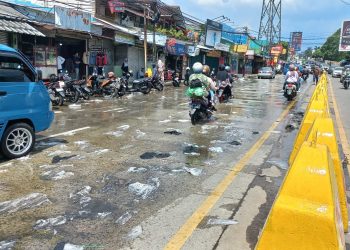 Ironis! Sampah Plastik Menumpuk Sepanjang Perempatan Ciawi, Camat Akan tegur Pihak Lintas Ormas