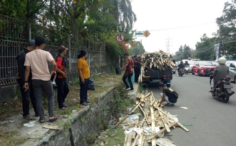 Aksi Aliansi Ormas Ciawi, Bongkar Lapak dan Bersihkan Sampah Lapak PKL
