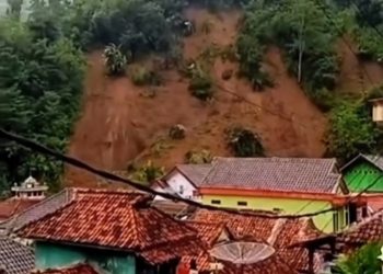Astagfirullah! Detik-detik Tebing Bukit Longsor di Kuningan Direkam Warga Setempat