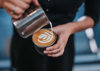 Barista, Ahli Meracik Kopi Hasilkan Rasa dan Aroma yang Nikmat