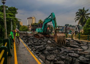 Aspal Jembatan Otista Mulai Dibongkar