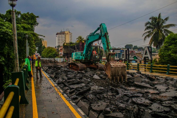 Aspal Jembatan Otista Mulai Dibongkar