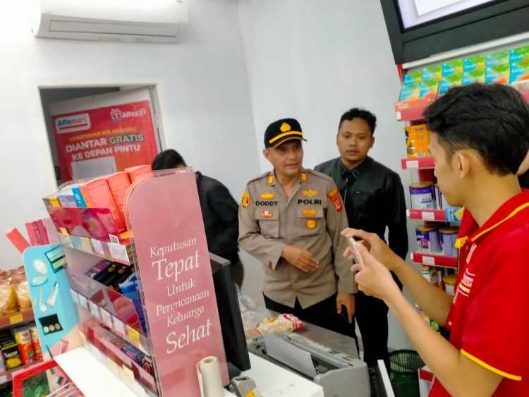 Aksi Pencurian, Pura-pura Jadi Pembeli 2 Pencuri Bawa Kabur Uang 16 Juta dan Sekap Karyawan Toko