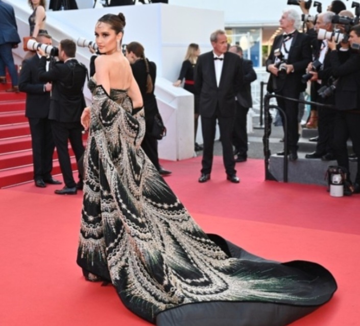 Memukau! Cinta Laura Pakai Gaun Ratu Pantai Selatan di Festival Cannes