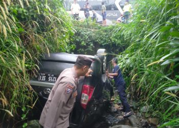 Sebuah Mobil Terperosok ke Selokan, Identitas Pengendara Belum Diketahui